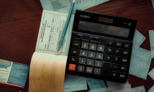 Como montar uma rotina semanal para fechar o mês no azul com IA